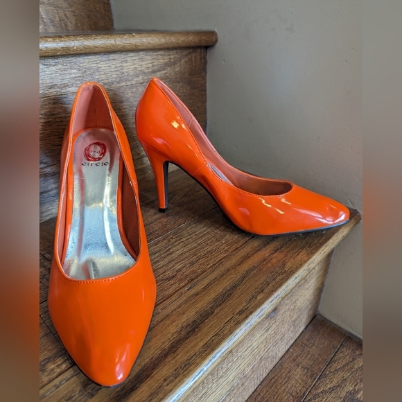 Pointy toe orange patent heels by Red circle. Women's size 10 - Picture 5 of 13